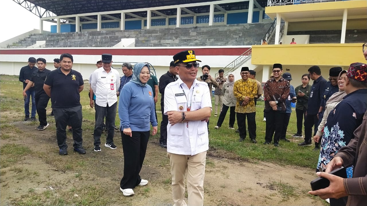 Gubernur Kalteng, H. Agustiar Sabran, saat peninjauan sejumlah venue olahraga di kawasan sport center Jalan Samari II, Pangkalan Bun, Kamis (5/6).