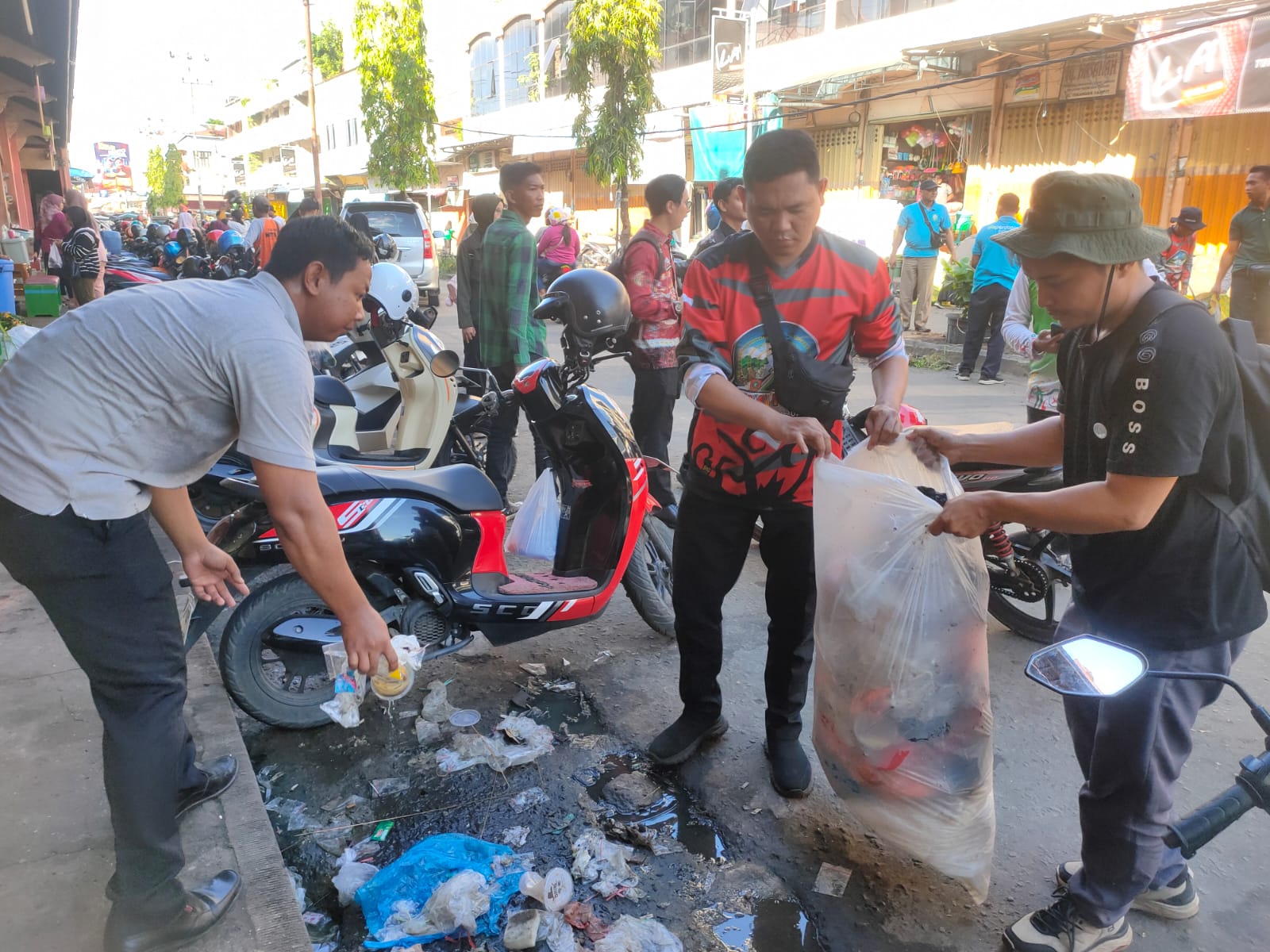 SAMPAH: Pegawai DLH Kotim membersihkan sampah di area Pasar PPM Sampit, Kamis (5/6).YUNI/RADAR SAMPIT