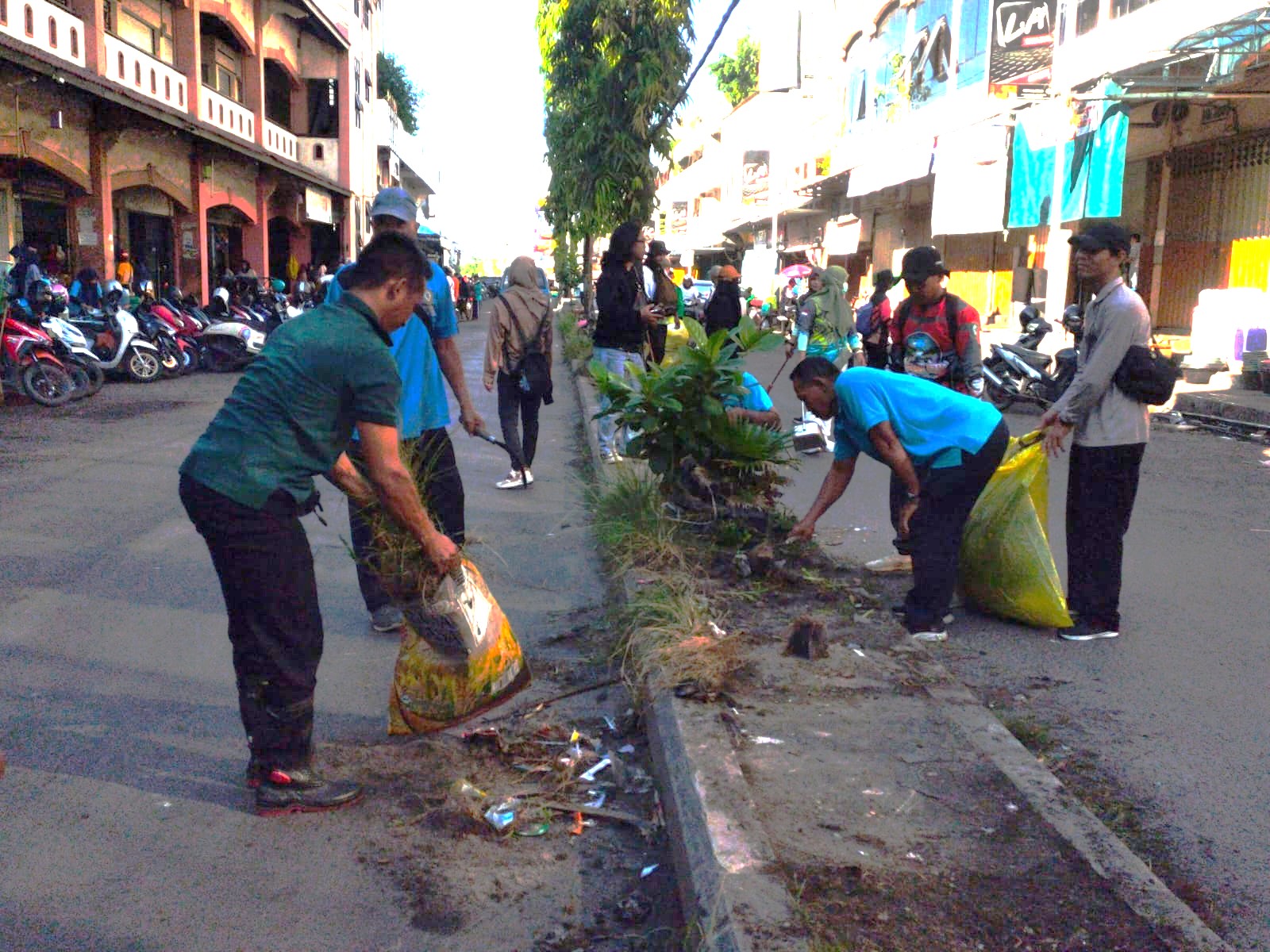 KERJA BAKTI: Kegiatan kerja bakti di kawasan PPM Kotim, Kamis (5/6).YUNI/RADAR SAMPIT