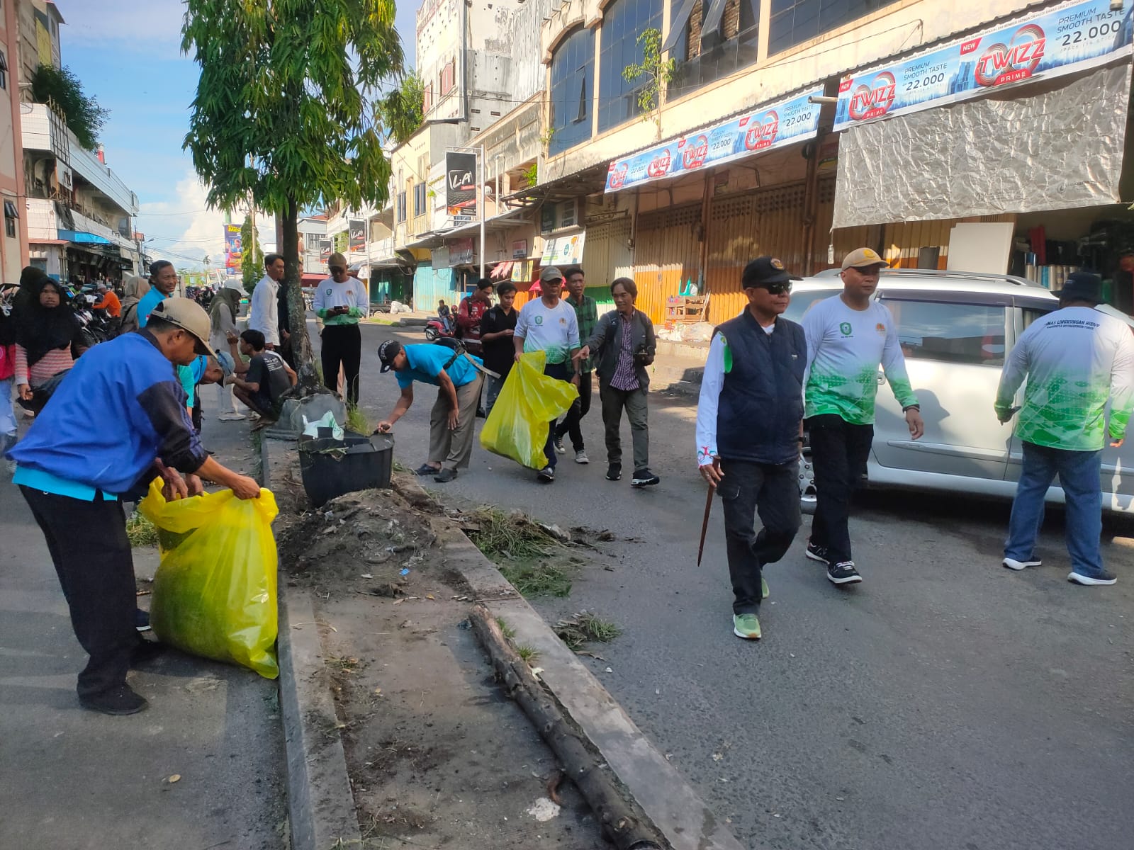 LINGKUNGAN HIDUP: Dalam rangka Hari Lingkungan Hidup Sedunia yang jatuh pada 5 Juni, DLH Kotim motori giat kerja bakti lingkungan, Kamis (5/6).YUNI/RADAR SAMPIT