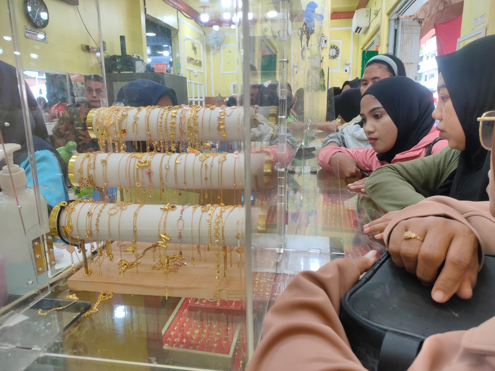 JUAL-BELI: Aktivitas jual beli logam mulia di Toko Emas Mitra Baru, Pasar PPM Sampit, Kamis (5/6).YUNI/RADAR SAMPIT