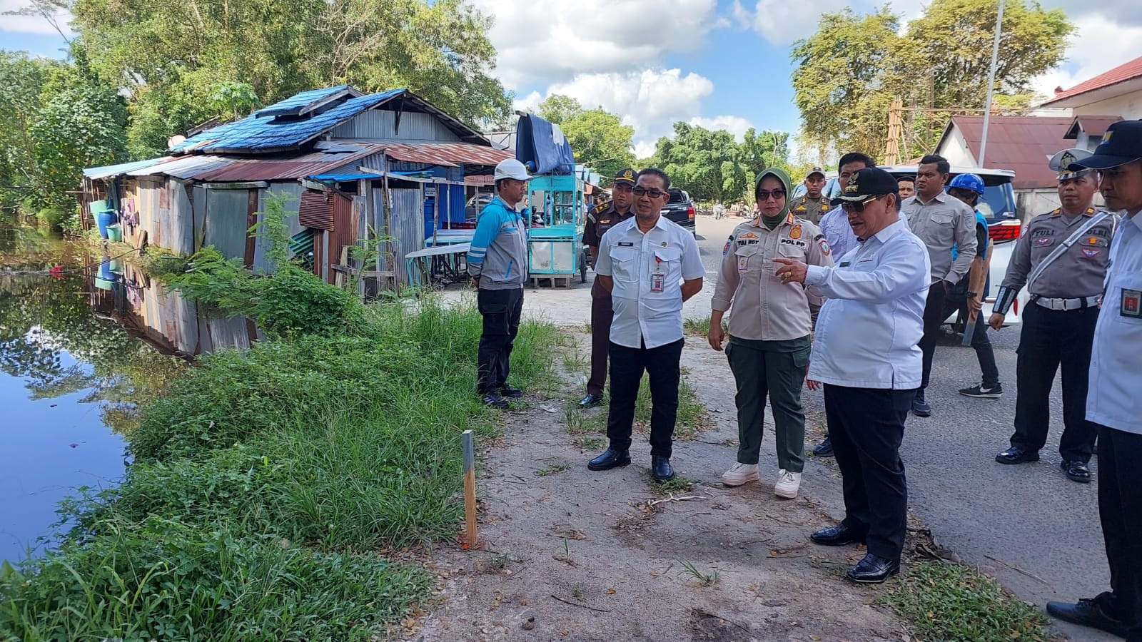 PENGECEKAN: Bupati Kotim Halikinnor bersama jajaran terkait mengecek lokasi pemasangan titik PJU di Jalan Pramuka, Rabu (4/6).YUNI/RADAR SAMPIT