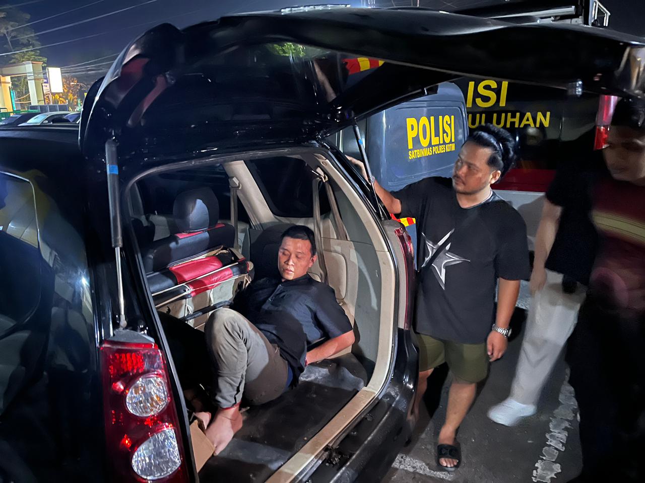 TANPA PERLAWANAN: Petugas berhasil mengamankan SW (29), tahanan kasus narkotika yang nekat melarikan diri, Rabu (4/6) dini hari.FAHRY/RADAR SAMPIT