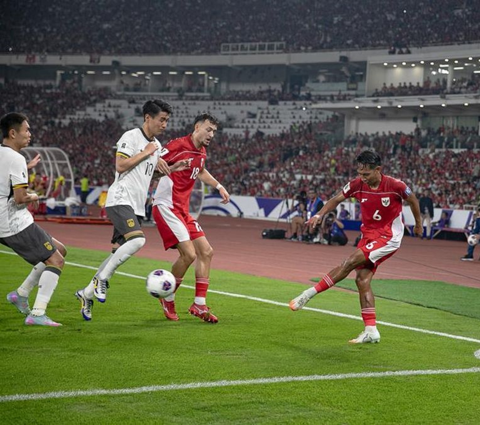 Laga antara timnas Indonesia vs timnas Tiongkok di Stadion Utama Gelora Bung Karno, Kamis (5/6) malam.