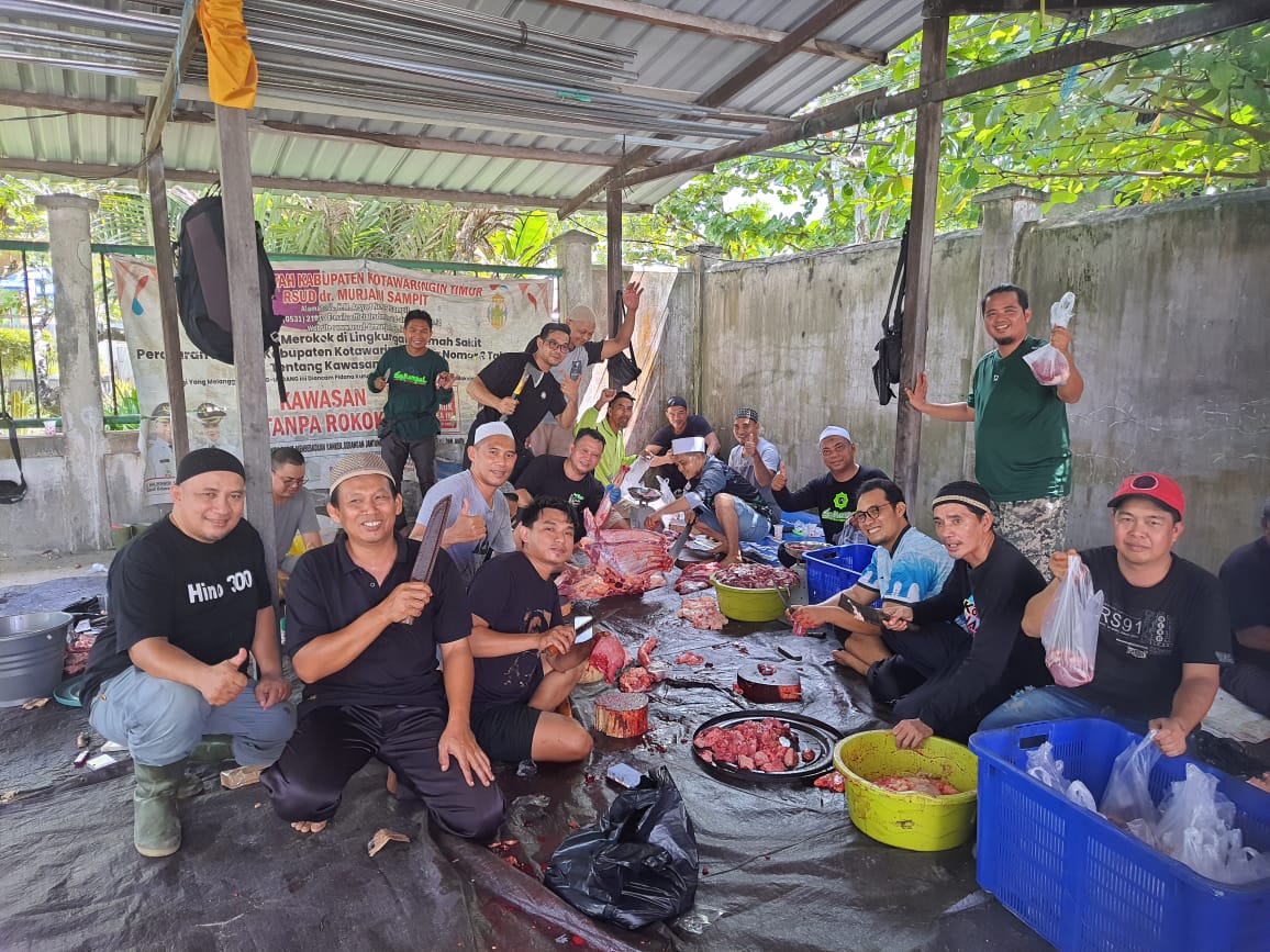 BERKURBAN: Jajaran pegawai RSUD dr Murjani Sampit dan jemaah Masjid Assyifa saat melakukan pemotongan daging kurban, Sabtu (7/6).HENY/RADAR SAMPIT