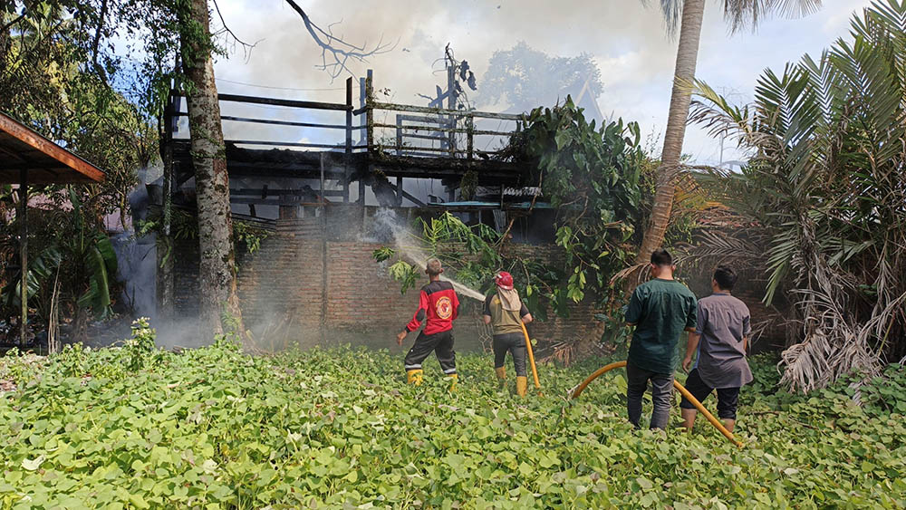 HANGUS: Kebakaran yang menghanguskan rumah di Jalan Paku Negara, Pangkalan Bun, Jumat (6/6).&nbsp;DAMKAR KOBAR/RADAR SAMPIT