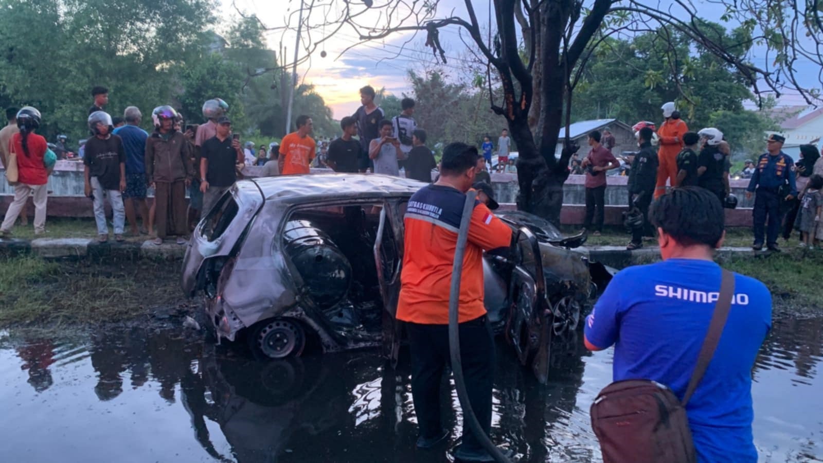 sebuah mobil yang mengangkut BBM dalam jumlah besar hangus. (Damkar Palangka Raya/Radar Sampit)