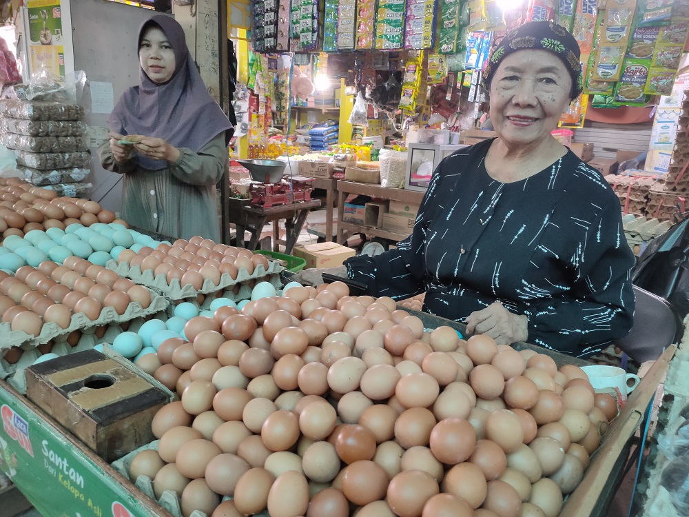 Aktivitas pedagang sembako di Pasar PPM Sampit, Sabtu (7/6).
