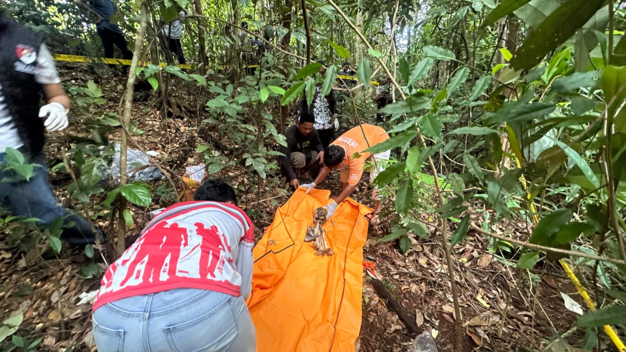 PENANGANAN: Tim Identifikasi Polresta Palangka Raya saat penanganan kerangka manusia di Kawasan Kelurahan Tumbang Tahai, Kamis (5/6)&nbsp;POLRESTA PALANGKA RAYA/RADAR SAMPIT