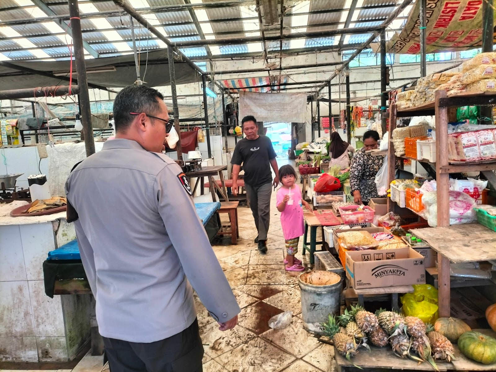Anggota Kepolisian Polsek Bukit Batu ketika menggelar patroli di kawasan Pasar Tradisional,Minggu (8/6/2025).