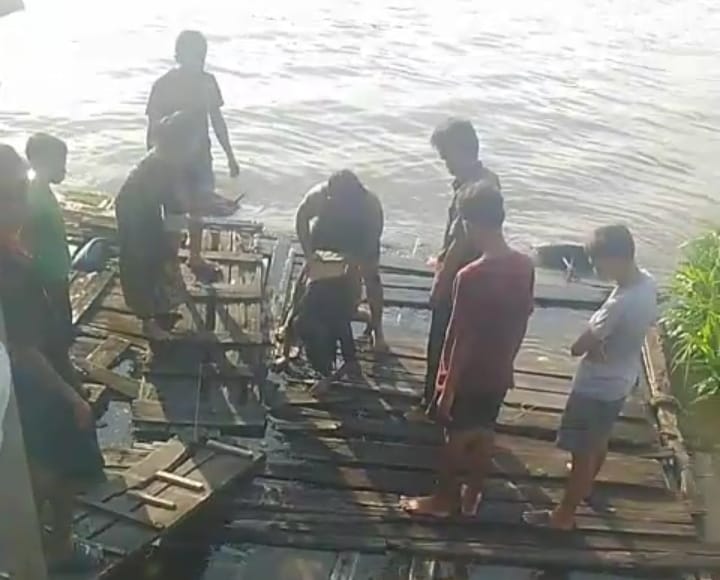 Warga menemukan perempuan yang hanyut di Sungai Arut, RT 07, Kelurahan Mendawai, Minggu (8/6)&nbsp;Samsul/Radar Pangkalan Bun