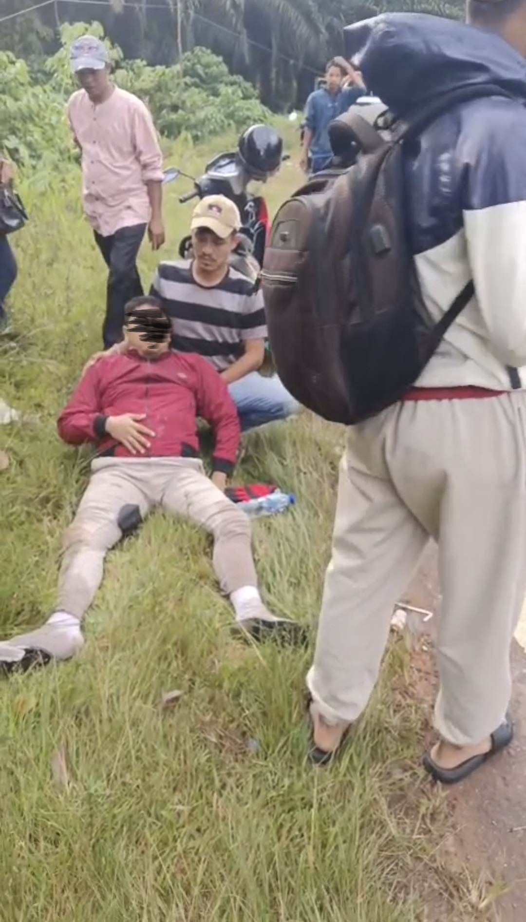 Sejumlah warga mengevakuasi korban laka lantas di Jalan Tjilik Riwut, Desa Rubung Buyung, Kecamatan Cempaga, Kotim, Minggu (8/6).