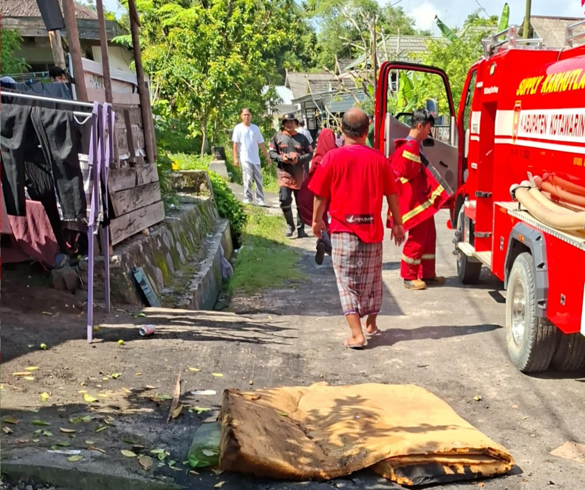 Dinas Pemadam Kebakaran dan Penyelamatan Kabupaten Kobar mengecek untuk memastikan api tidak menyala lagi di sebuah rumah di Jalan LKMD II, RT 18, Kelurahan Madurejo, Minggu (8/6).
