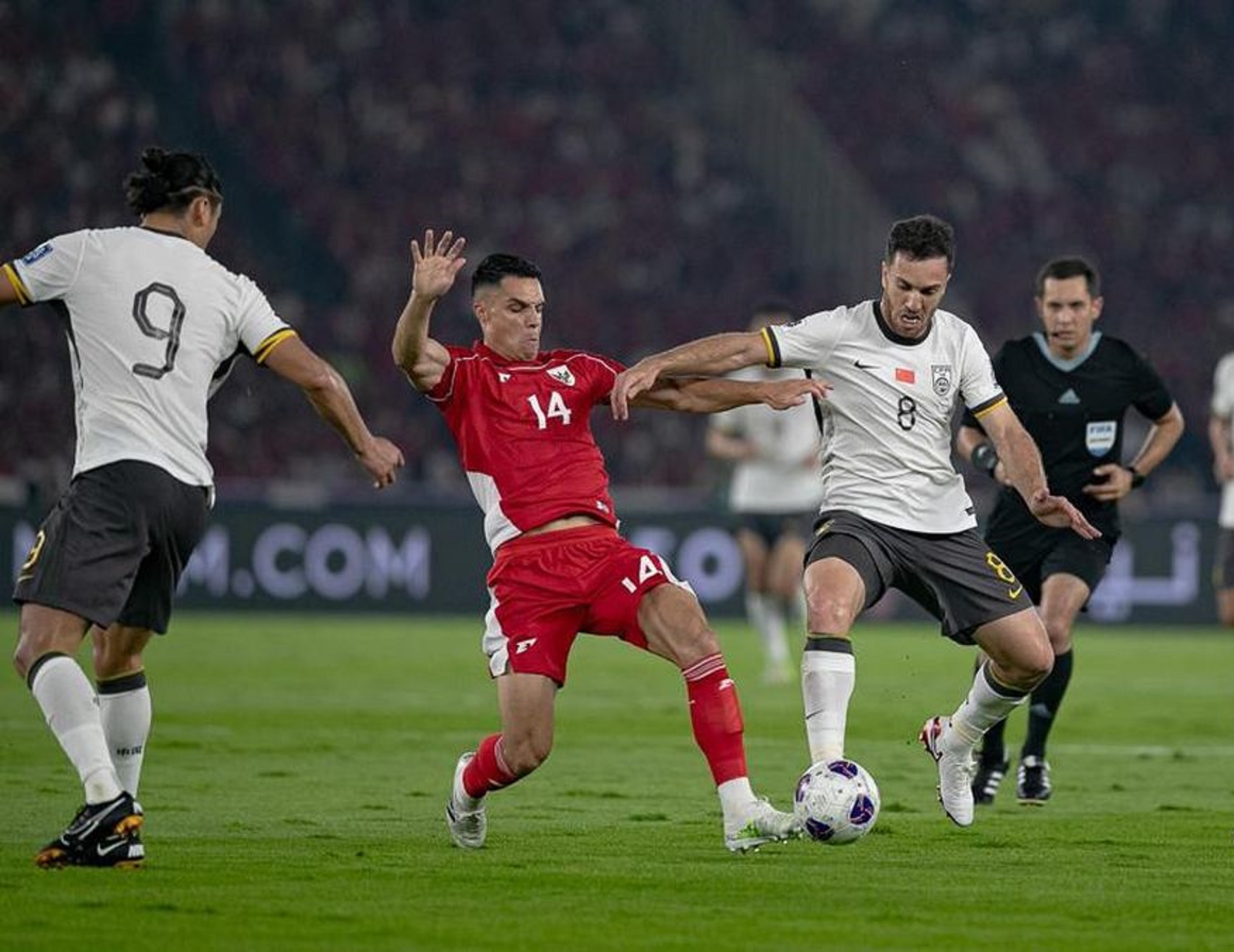 Pemain timnas Indonesia saat berhadapan dengan Pemain timnas Tiongkok dalam kualifikasi Piala Dunia 2026, baru-baru tadi.