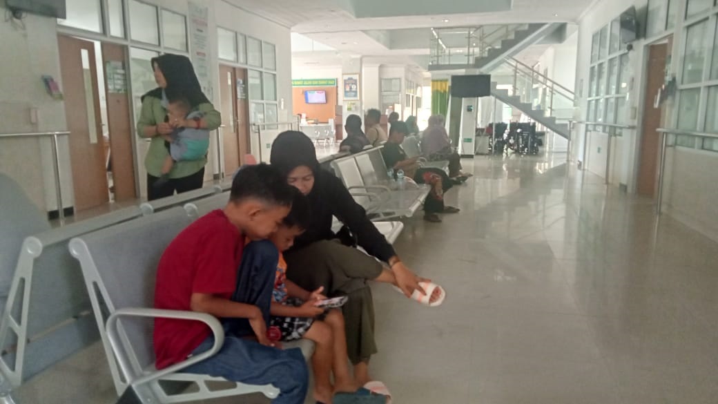 Pasien saat berada di ruang tunggu RSUD Sukamara dan saat ini Sukamara mendapatkan predikat UHC prioritas.