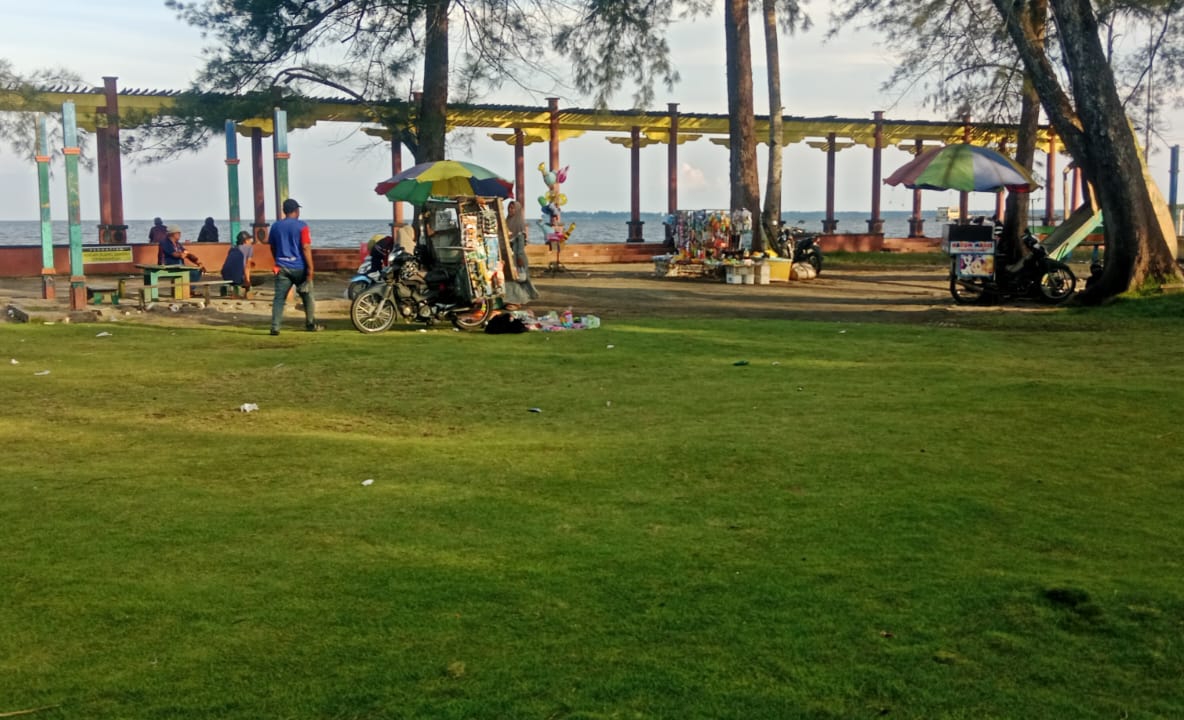 LIBUR IDULADHA: Kondisi Pantai Kubu, Desa Kubu, Kecamatan Kumai, Kabupaten Kotawaringin Barat, pada Sabtu (7/6).REZA FOR RADAR SAMPIT