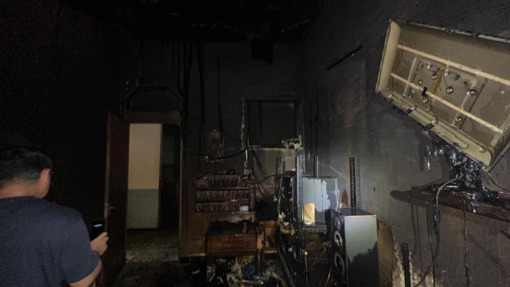 HANGUS: Salah satu satu ruangan karaoke di Hotel Hawaii Palangka Raya yang terbakar saat dini hari Senin (9/6).