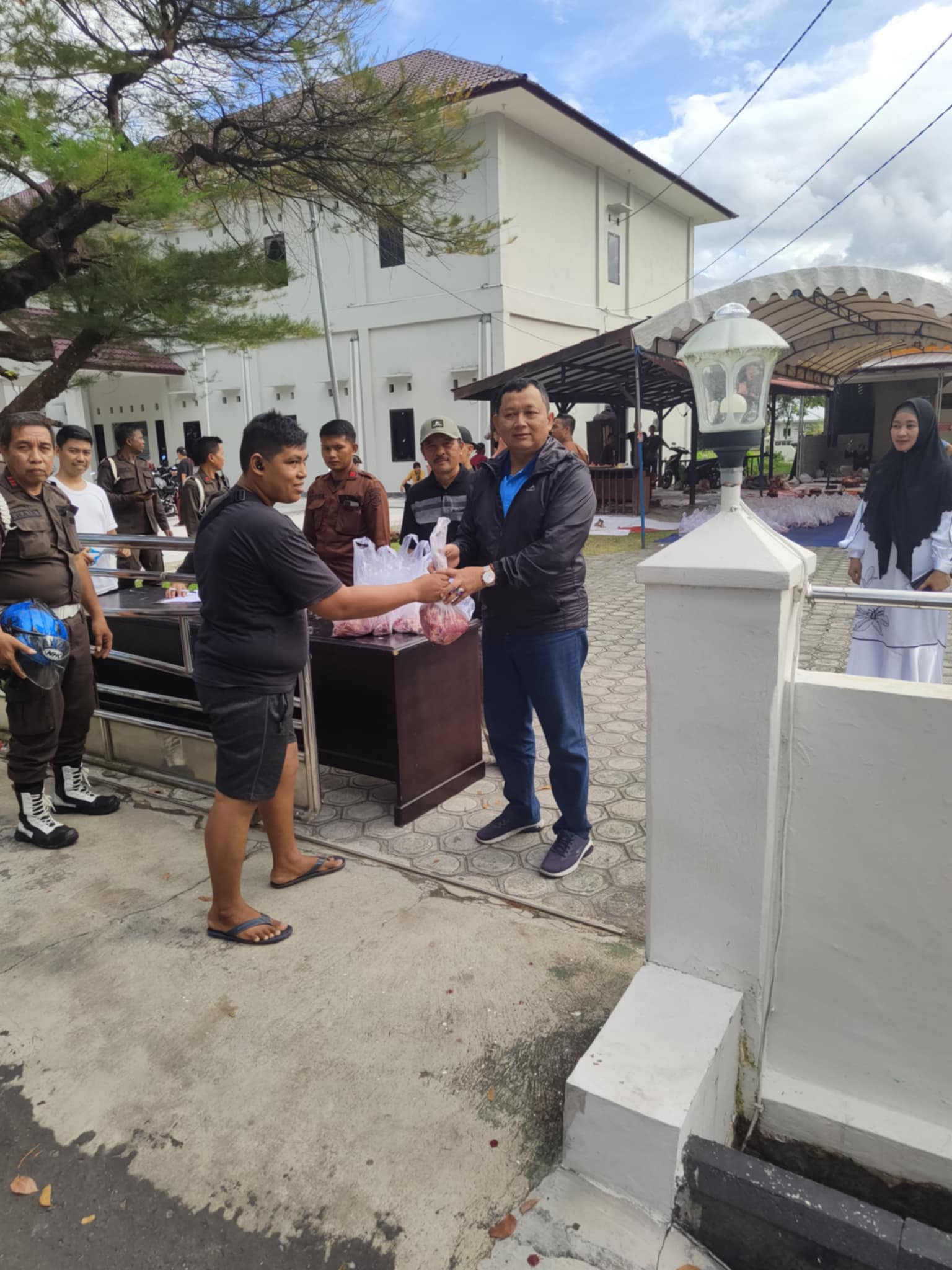 BERAMAL: Kajati Kalteng Undang Mugopal saat memberikan daging kurban kepada masyarakat, Senin (9/6).