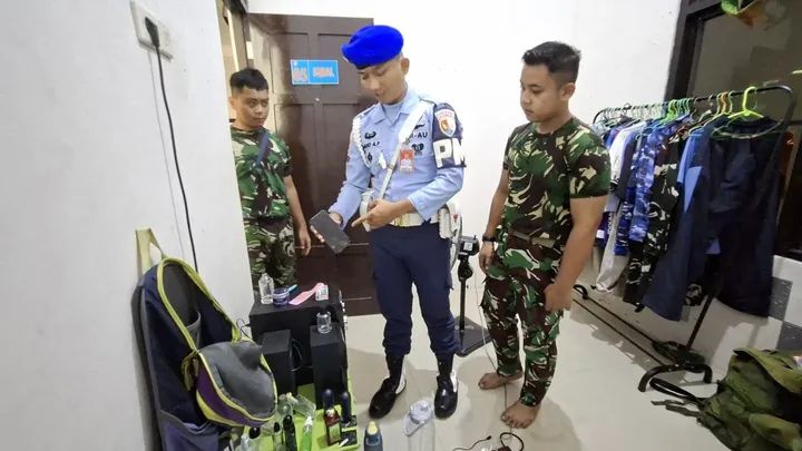 Pemeriksaan handphone oleh perwira TNI AU kepada seluruh anggota Lanud Iskandar Pangkalan Bun