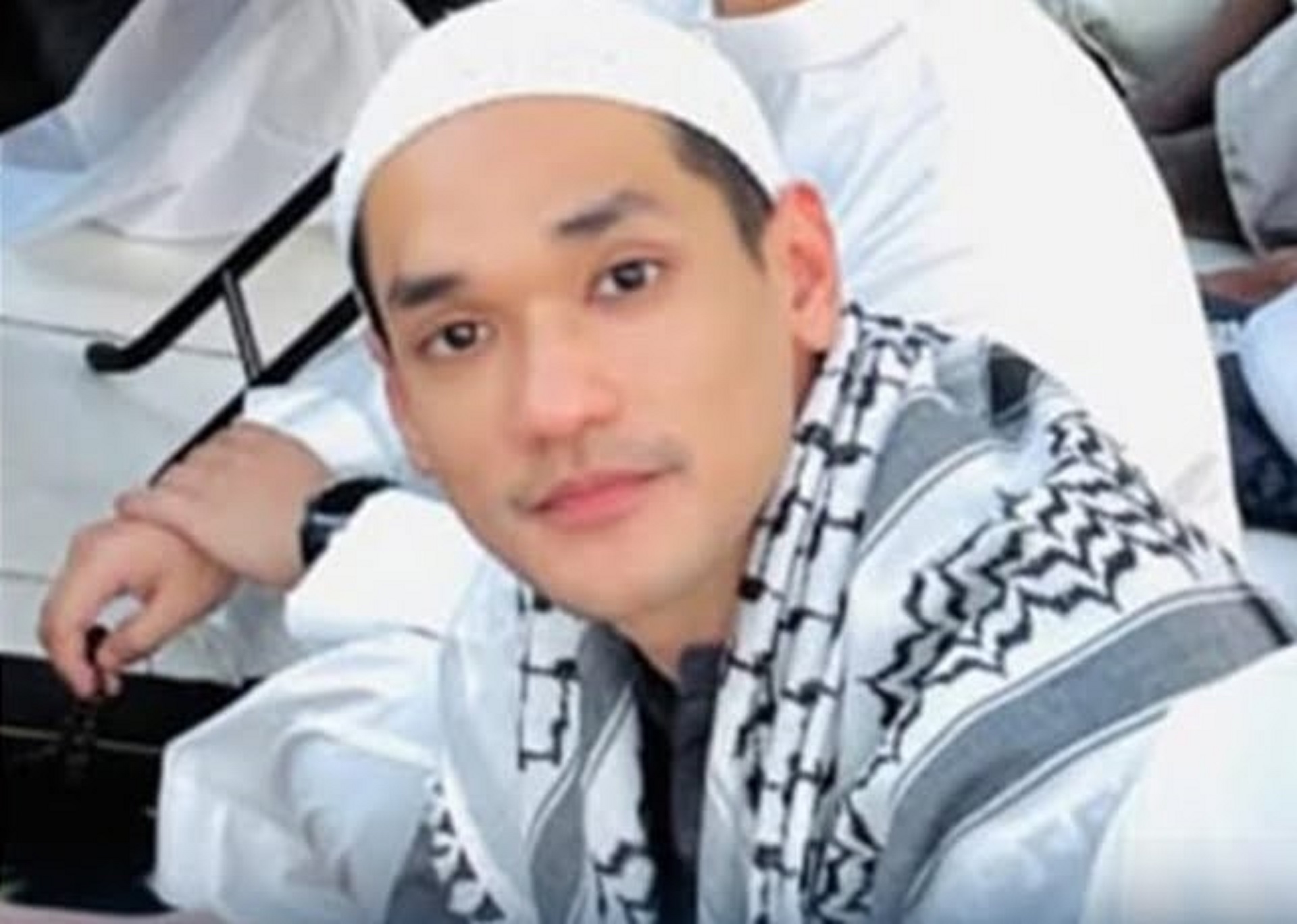 Afgansyah Reza alias Afgan saat melaksanakan ibadah Haji di tanah suci, Arab Saudi.