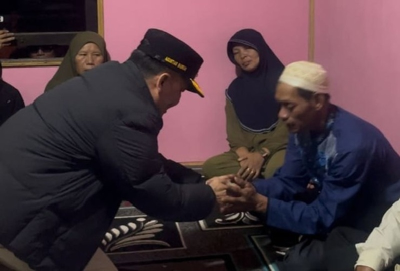 Gubernur Kalimantan Tengah, H. Agustiar Sabran saat menyerahkan bantuan untuk keluarga korban kecelakaan di Katingan. (MMC Kalteng/Radar Sampit)