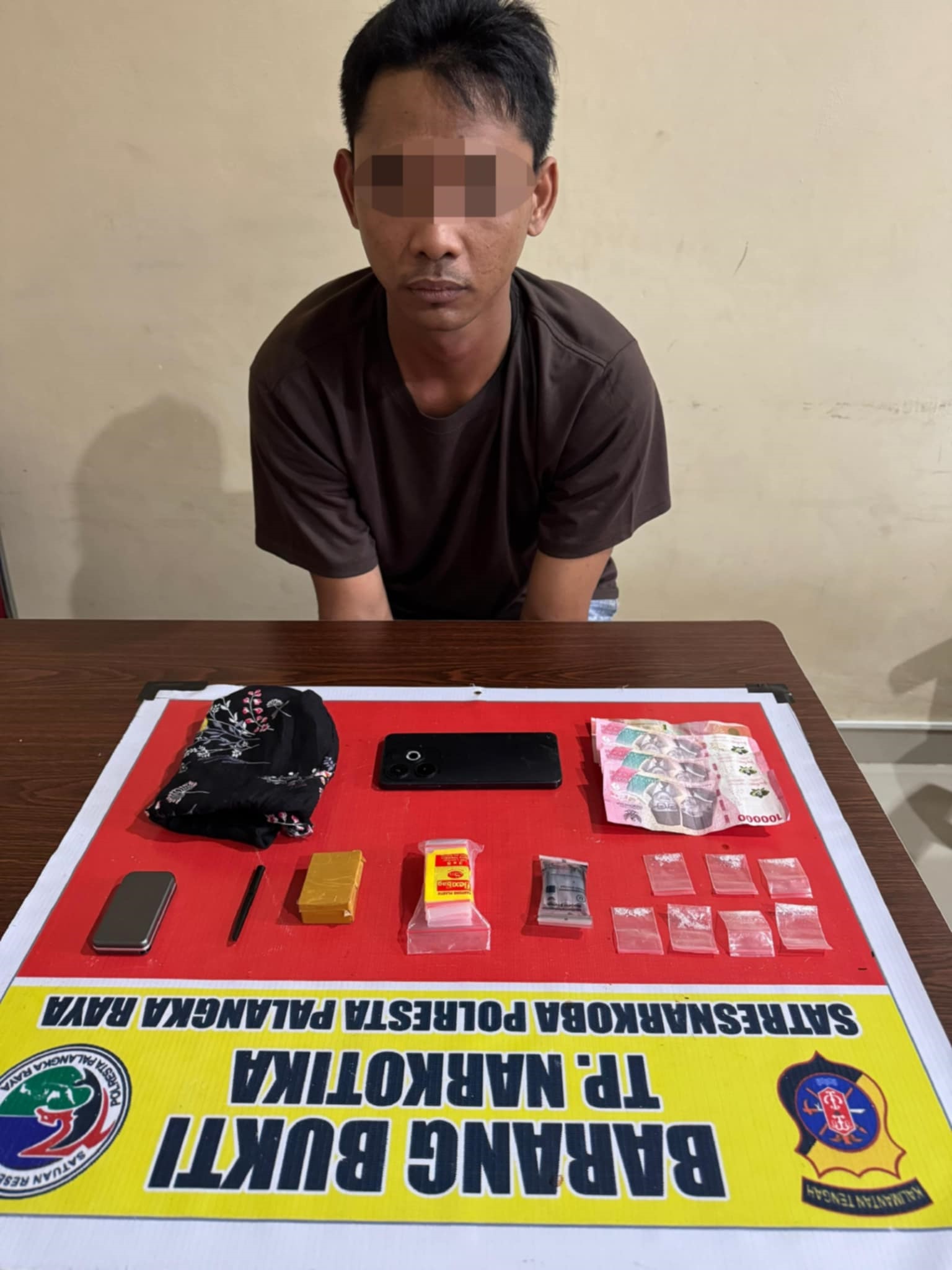 TERSANGKA: Saifullah alias Ipul (26), bersama barang bukti narkotika saat di Mapolresta Palangka Raya.