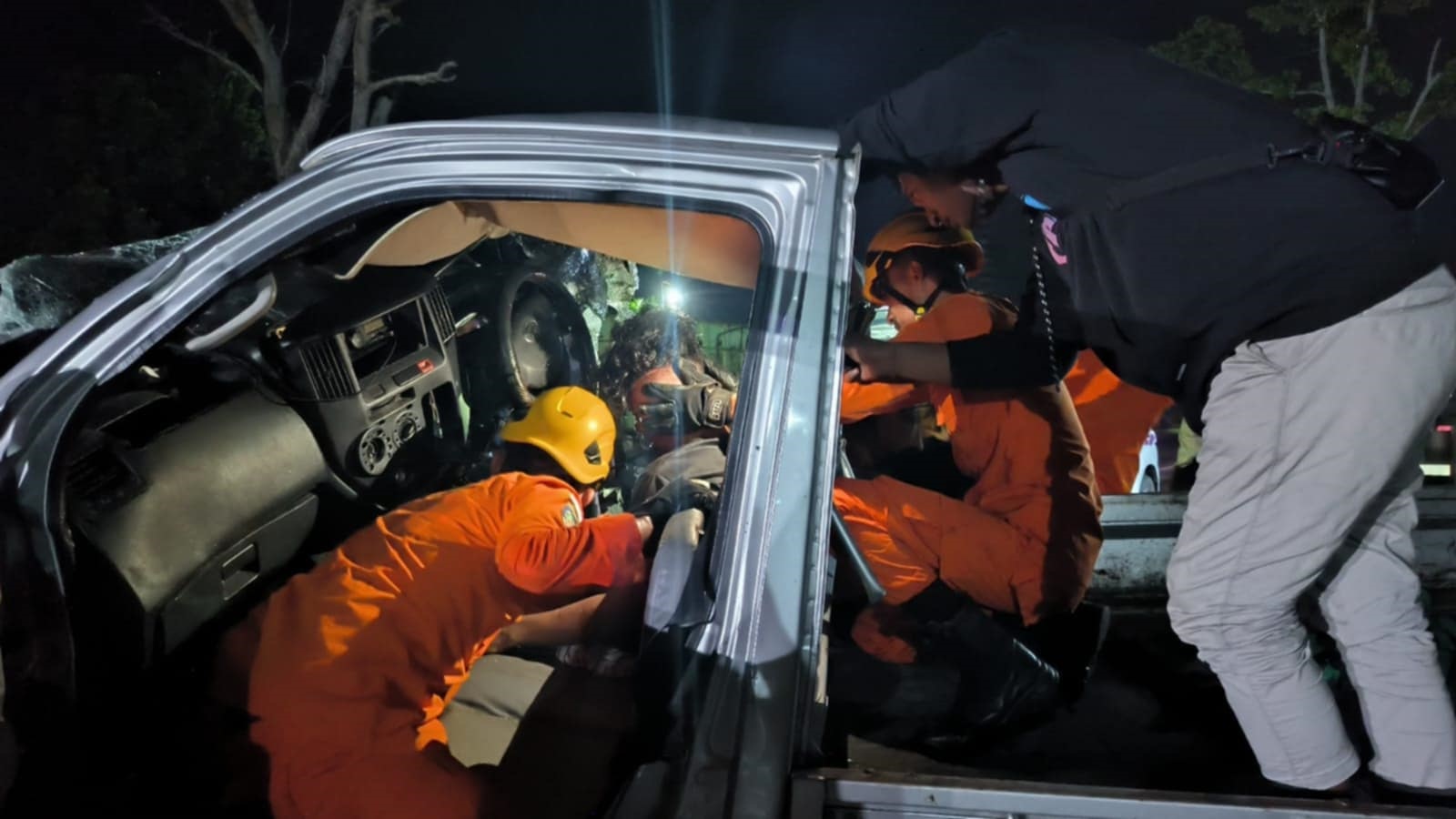 Pengemudi mobil pikap terjepit di dalam kabin dan harus dievakuasi oleh tim SAR Palangka Raya menggunakan peralatan khusus.
