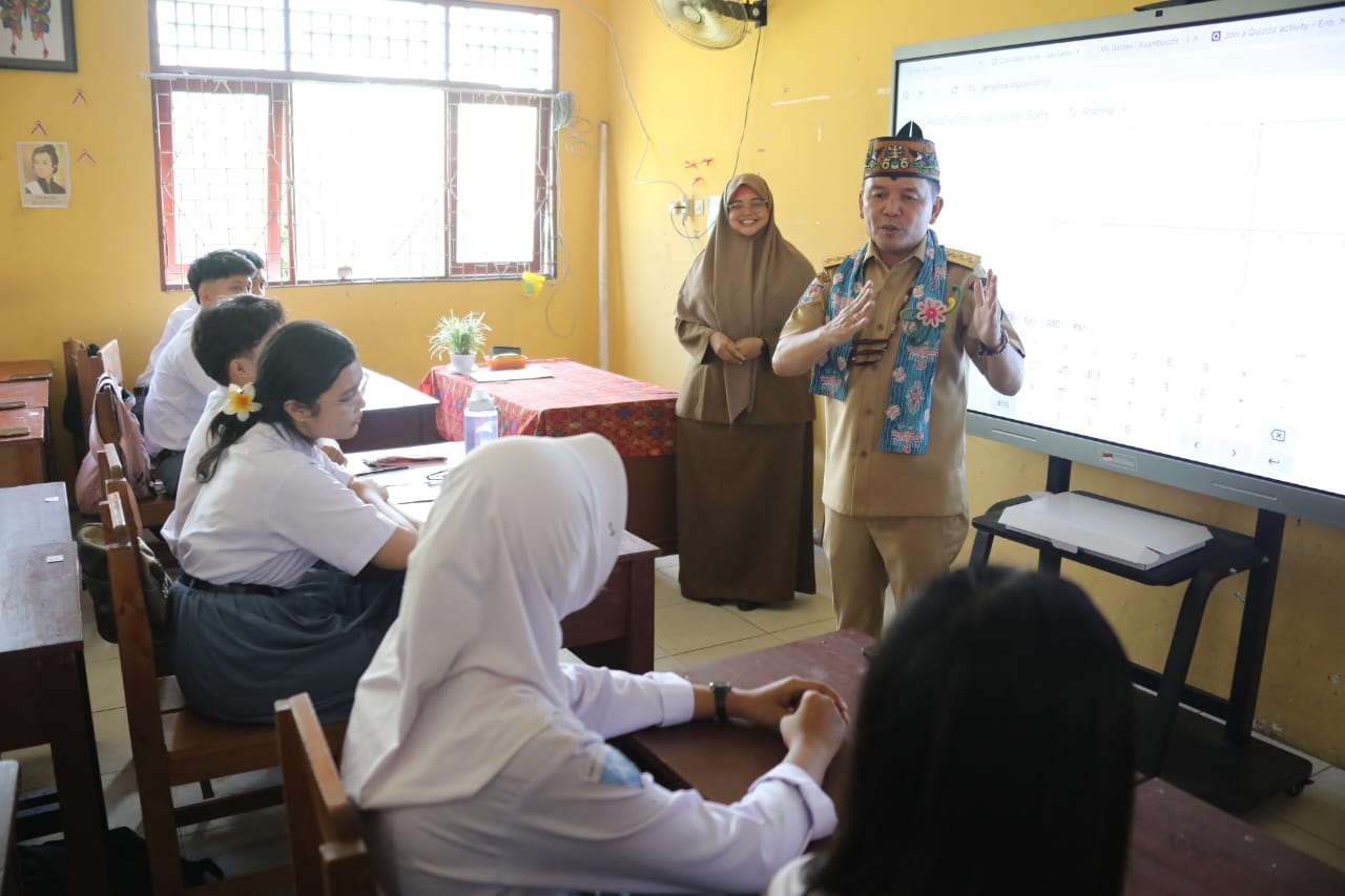 Gubernur Agustiar Sabran didampingi sejumlah pejabat terkait, saat saat berkunjung ke SMAN 3 Palangka Raya, Selasa (10/6).