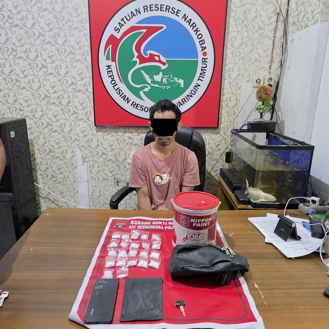Pelaku H (36), budak sabu saat menjalani pemeriksaan di Mapolres Kotim, belum lama tadi.