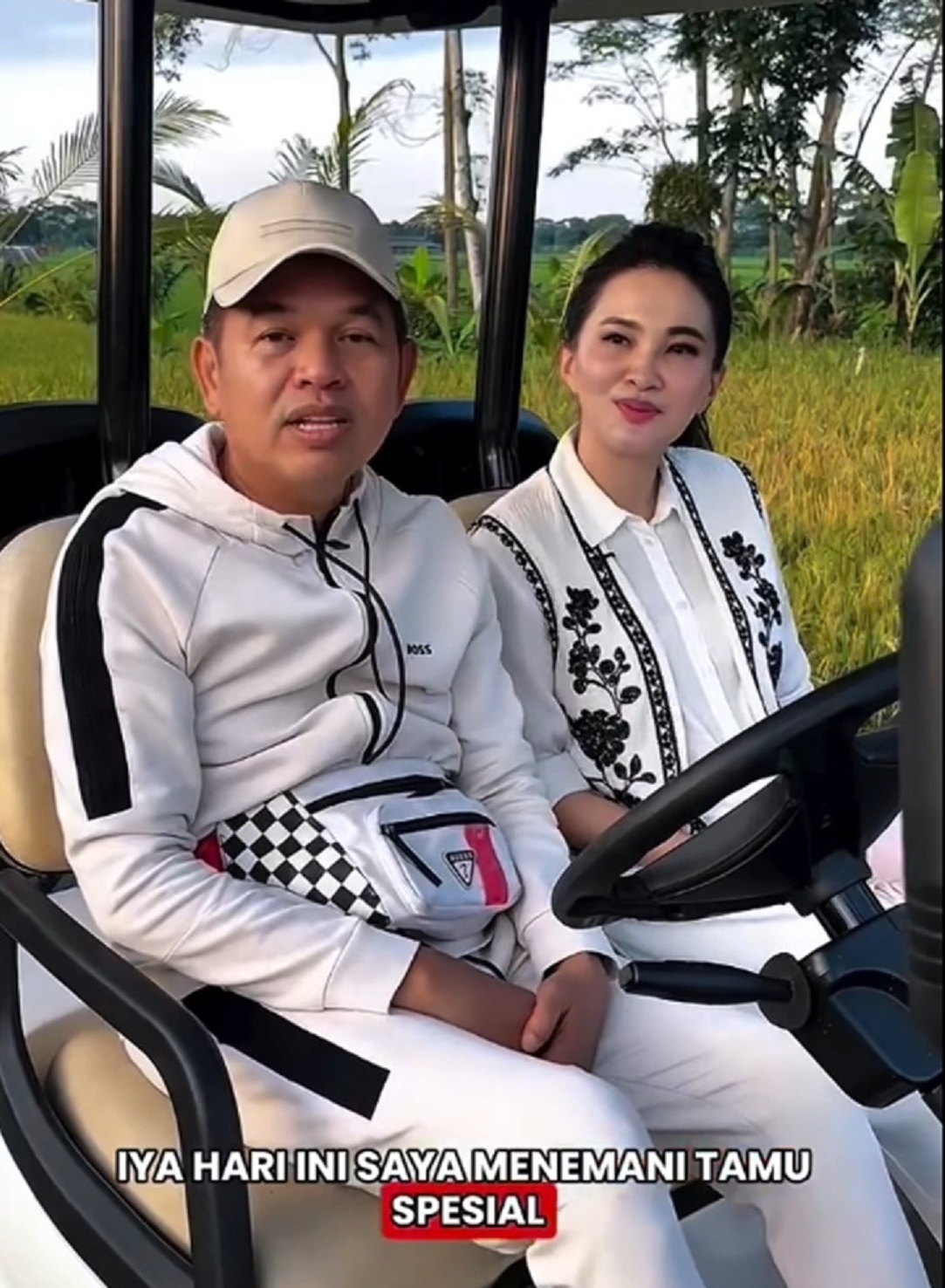 Potongan rekaman saat Dedy Mulyadi saat mengajak Sherly Tjoanda ke kampung halamannya dan menikmati pemandangan di persawahan, baru-baru tadi.