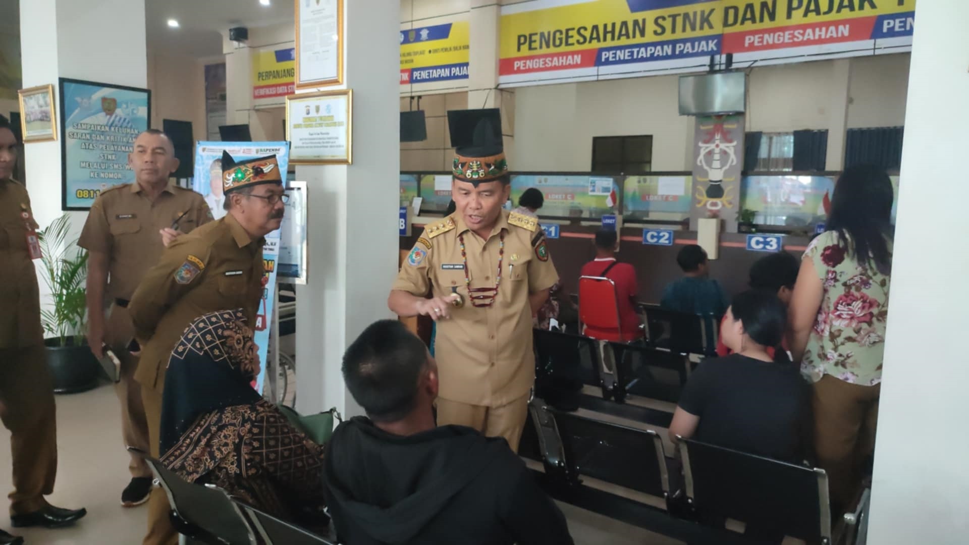 SIDAK: Gubernur Kalteng Agustiar Sabran saat melakukan sidak di Kantor Bersama Samsat Palangka Raya di Jalan RTA Milono, Senin (10/6).&nbsp;DODI/RADAR SAMPIT