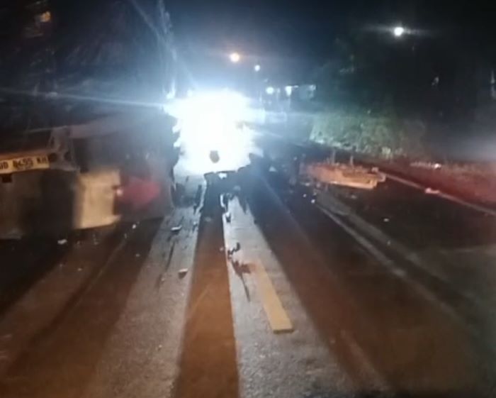 KECELAKAAN : Kondisi TKP seusai kecelakaan yang melibatkan pengendara sepeda motor dan truk di Jalan Trans Kalimantan KM. 4, Basarang, Kapuas, Rabu (11/06/2025). Reza For Radarsampit