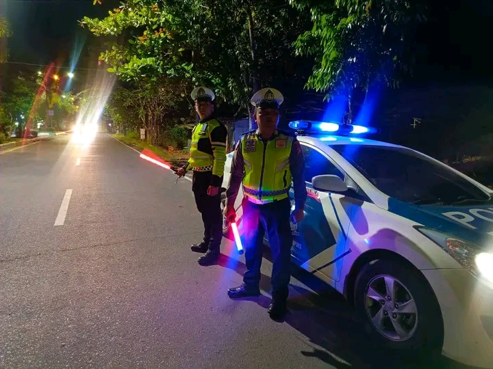 CEGAH BALAP LIAR: Satlantas Polres Kapuas patroli di Jalan Pemuda, salah satu kawasan rawan aksi balap liar di Kuala Kapuas.POLRES KAPUAS/RADAR SAMPIT