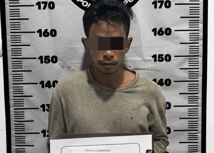 PENGEDAR : Pelaku R, pengedar sabu-sabu asal Pulang Pisau ketika diamankan di Mapolres Kapuas. // Foto.Humas Polres Kapuas/Radar Sampit