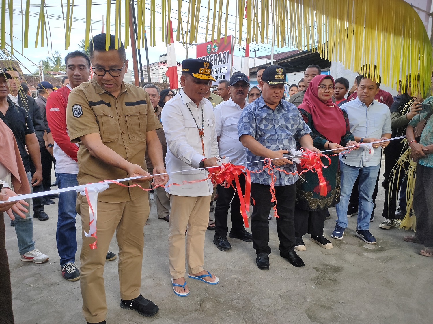 Prosesi potong pita oleh Gubernur Kalteng Agustiar Sabran didampingi Bupati Kotim, tanda diresmikannya Koperasi Merah Putih di Kelurahan Mentawa Baru Hilir Kecamatan MB Ketapang, Kotawaringin Timur