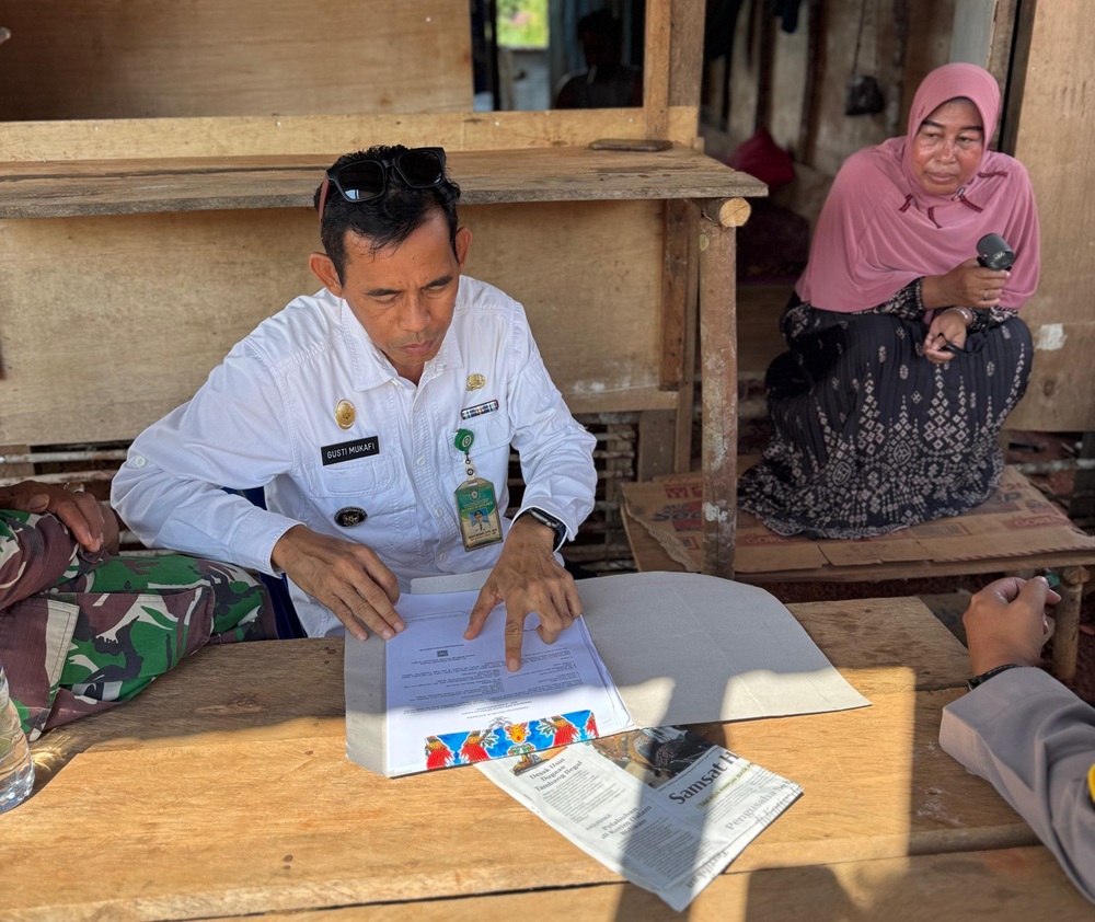 CEK: Pengecekan izin dari pihak terkait ke lokasi. (Kecamatan Cempaga Hulu/Radar Sampit)