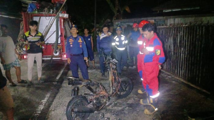 HABIS TERBAKAR : Warga Jalan Akasia, Kelurahan Panarung mendadak gempar lantaran sebuah sepeda motor matik jenis Honda Beat terbakar hebat. //FOTO DAMKAR KOTA PALANGKA/RADAR SAMPIT