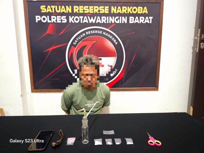 NARKOBA : Tersangka PU saat berada di Mapolres Kobar bersama barang bukti. //Foto Polres Kobar For Radar Sampit