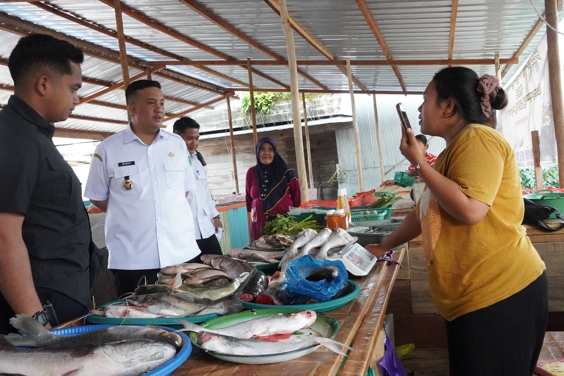 Bupati Lamandau Rizky Aditya Putra, saat berdialog dengan pedagang di pasar saik Nanga Bulik, baru-baru tadi.