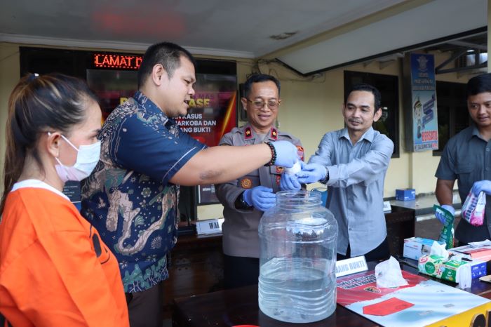 MUSNAHKAN : Wakapolres Gumas Kompol Indras Purwoko didampingi Kasi Pidum Kejari Mosezs Sahat Reguna, dan Kasat Narkoba Iptu Abi Wahyu Prasetyo, ketika memusnahkan barang bukti sabu, Kamis (12/6/2025)