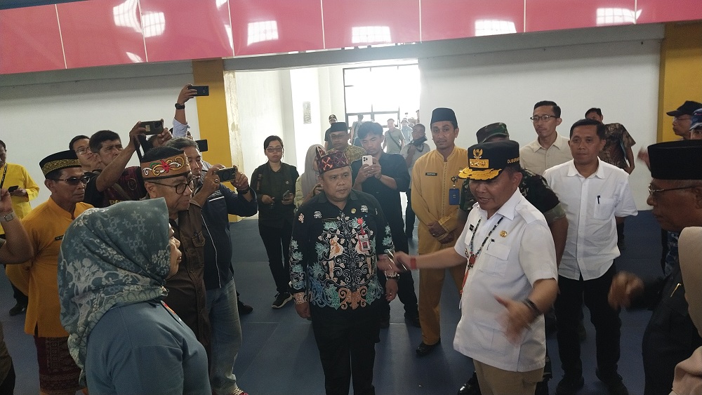 Gubernur Kalimantan Tengah Agustiar Sabran dan Bupati Kotawaringin Barat saat meninjau venue di sport center.