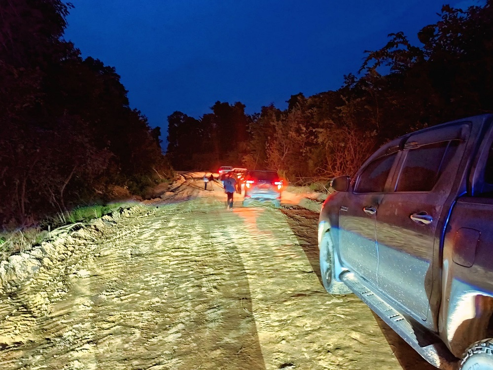 Bupati Lamandau Rizky Aditya Putra meninjau progres pembangunan jalan Batu Kotam (Lamandau) - Kondang (Kotawaringin Barat).