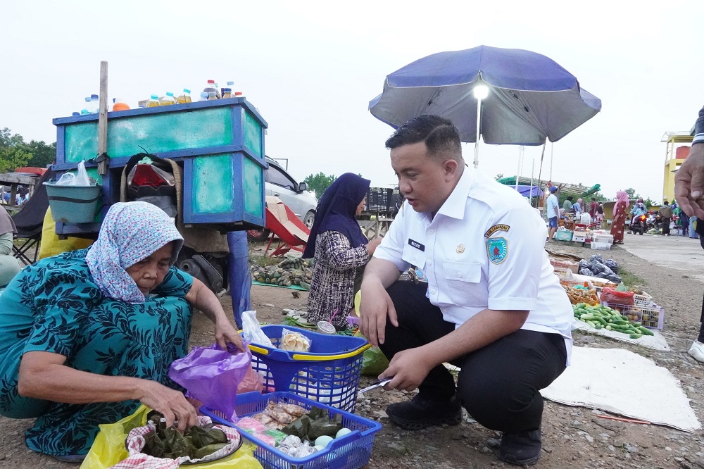 Bupati Lamandau Rizky Aditya Putra berdialog dengan para pedagang di Pasar Subuh Nanga Bulik.