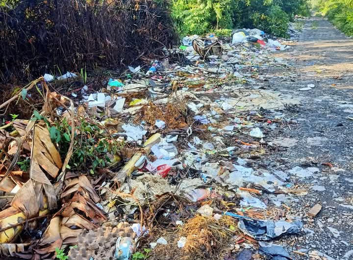 Sisa sampah yang masih menumpuk di Jalan Pelita, Desa Pasir Panjang, Kecamatan Arsel, Kabupaten Kobar, setelah sebagian diangkut, Jumat (13/6).