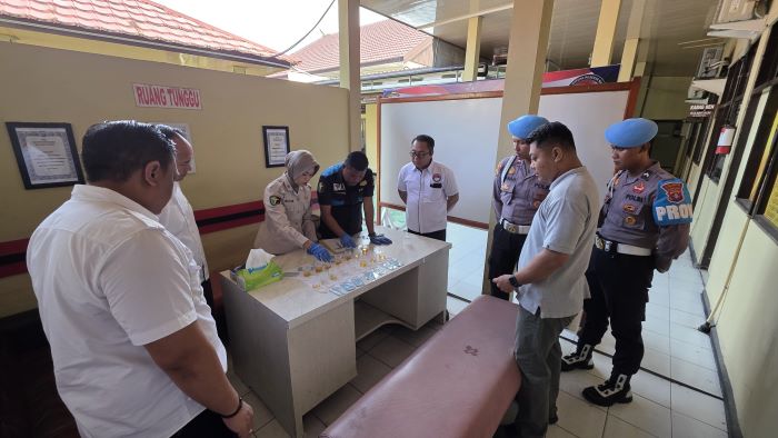TES NARKOBA : Sebanyak 16 anggota Polres Kotim menjalani tes urine dadakan di Mapolres Kotim, Rabu (11/6/2025). //FOTO.POLRES KOTIM/RADAR SAMPIT