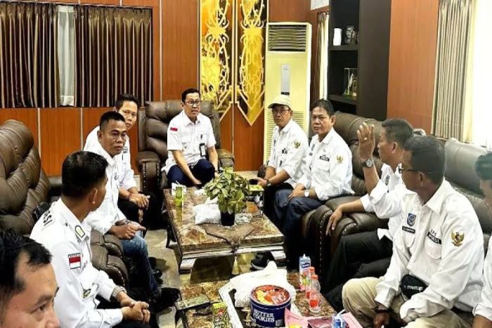 SILATURAHMI : Ketua Apdesi Barito Utara Paning Ragen bersama para pengurus lainnya silaturahmi ke Pj Bupati Barito Utara Indra Gunawan di Muara Teweh, Rabu (11/6/2025). ANTARA/Dokumen Pribadi