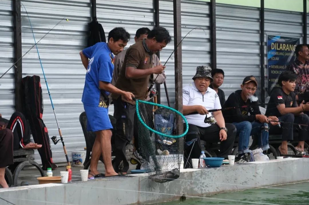 SERU: Suasana lomba memancing yang digelar Polres Lamandau, Kamis (12/6).HUMAS POLRES LAMANDAU UNTUK RADAR SAMPIT