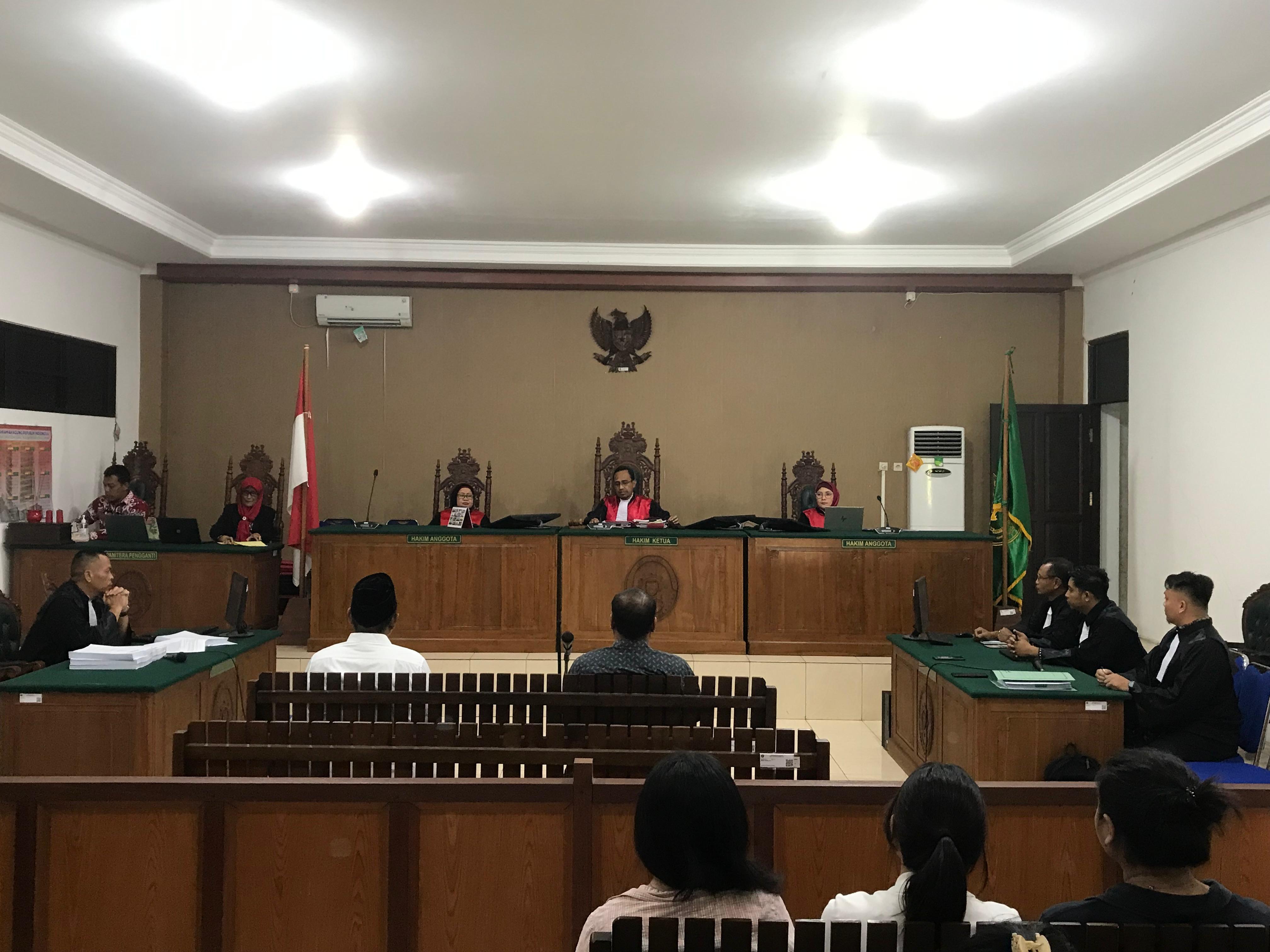 TUNTUTAN: Suasana persidangan kasus tipikor sarana air bersih transmigrasi Kahingai yang dituntut selama dua tahun penjara oleh Kejari Lamandau, Jumat (13/6).KEJARI LAMANDAU UNTUK RADAR SAMPIT