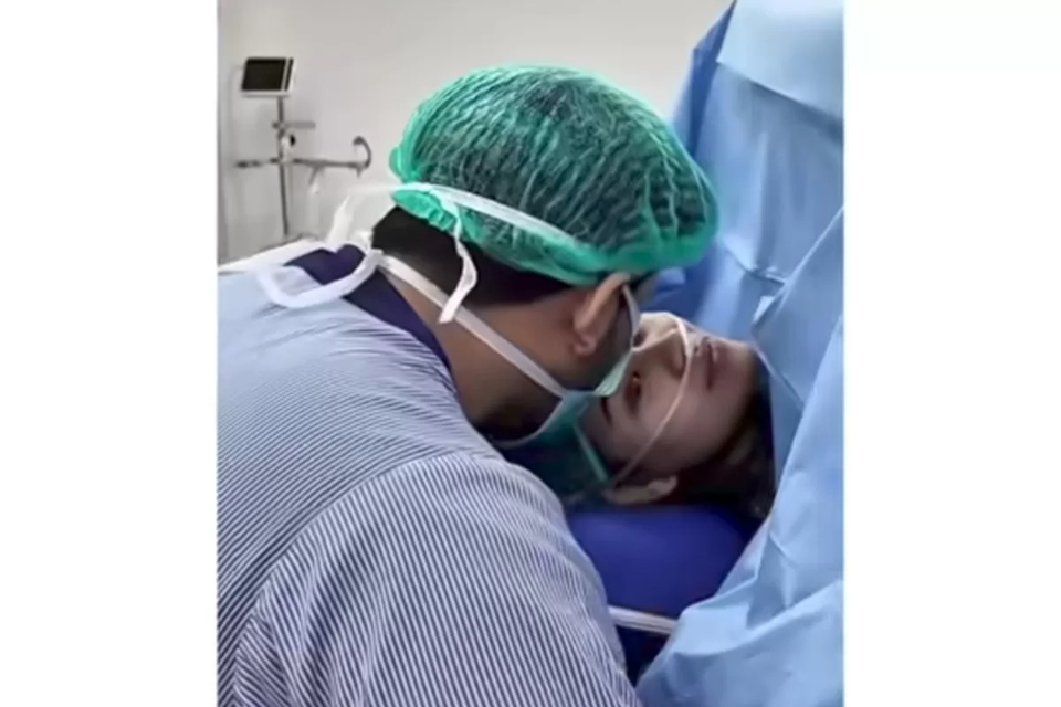 Thariq Halilintar dan Aaliyah Massaid resmi menyandang status baru sebagai ayah dan ibu, setelah anak pertama mereka terlahir ke dunia. (Instagram: thariqhalilintar)