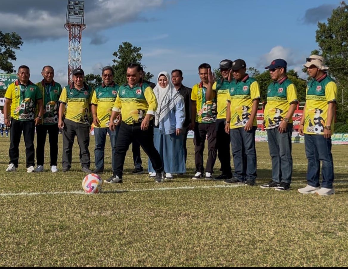 PEMBUKAAN: Bupati Kotim Halikinnor saat membuka Turnamen HNR Cup 1 di Stadion 29 November, Sabtu (14/6) sore.SOFYAN UNTUK RADAR SAMPIT